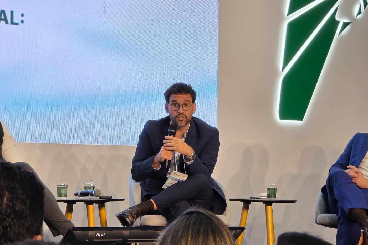 Felipe Cezar Cabral em painel no palco do Health Meeting 2026, com a plateia em primeiro plano